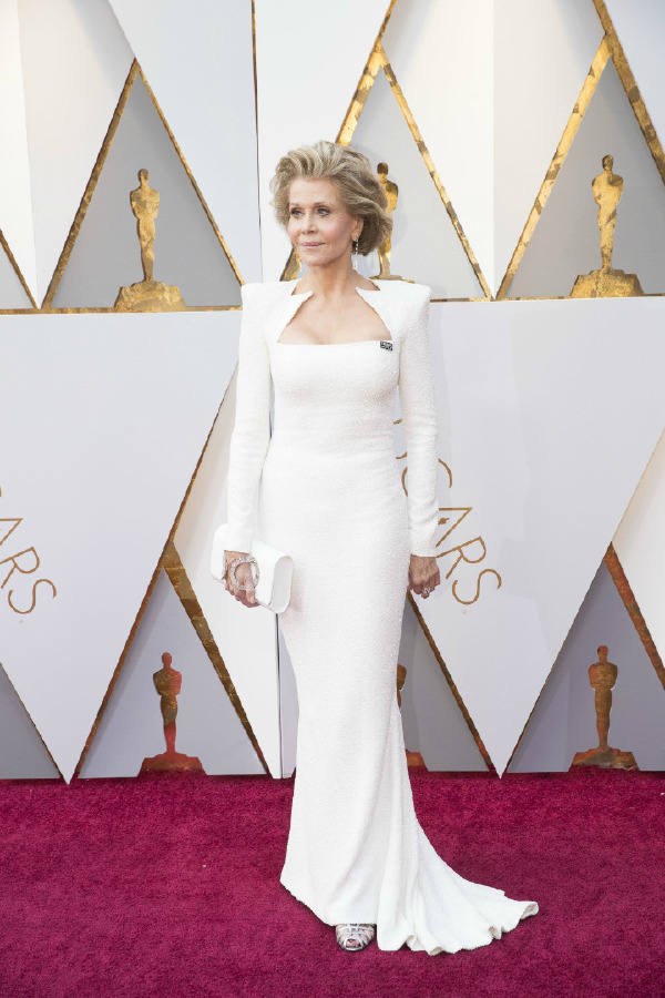 Jane Fonda, Elbise: Balmain, Mücevher: Chopard, Ayakkabı: Salvatore Ferragamo 