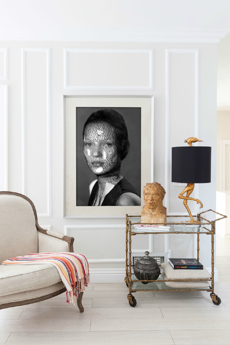 Helmut Newton odası; Mısırlı bir zanaatkarın mermerden oyduğu şömine; oturma odasında Albert Watson’ın Kate Moss portresi.