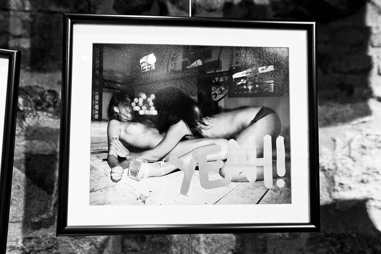 Tchane Okuyan’ın heyecan verici gece hayatı fotoğraf serilerinden seçilen, her biri imzalı ve tek kopya 100 fotoğrafı Selfestate'te sergilendi ve satıldı.