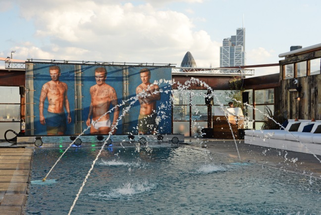 David Beckham, H&M için hazırladığı ilk mayo koleksiyonunu havuz partisiyle tanıttı