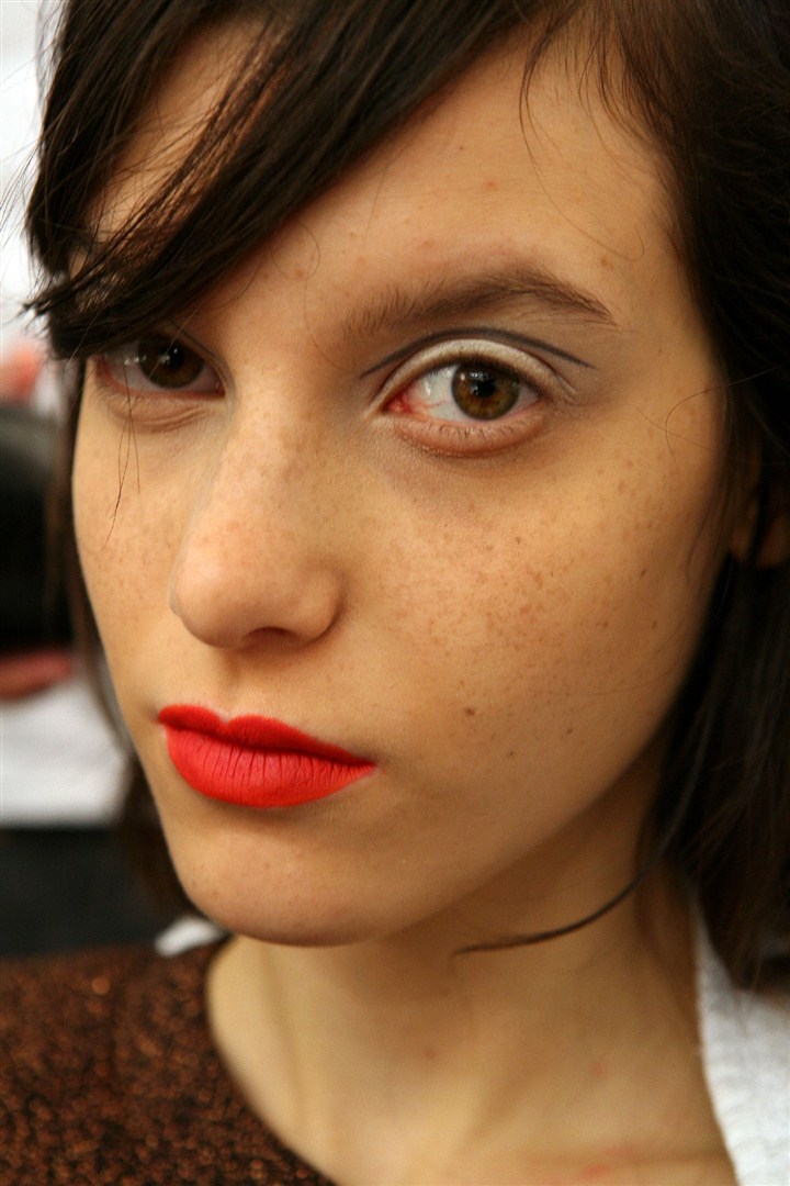 2011 yaz makyajında dudaklar, yüzün odak noktasını oluşturacak kadar renkli ve ön planda.