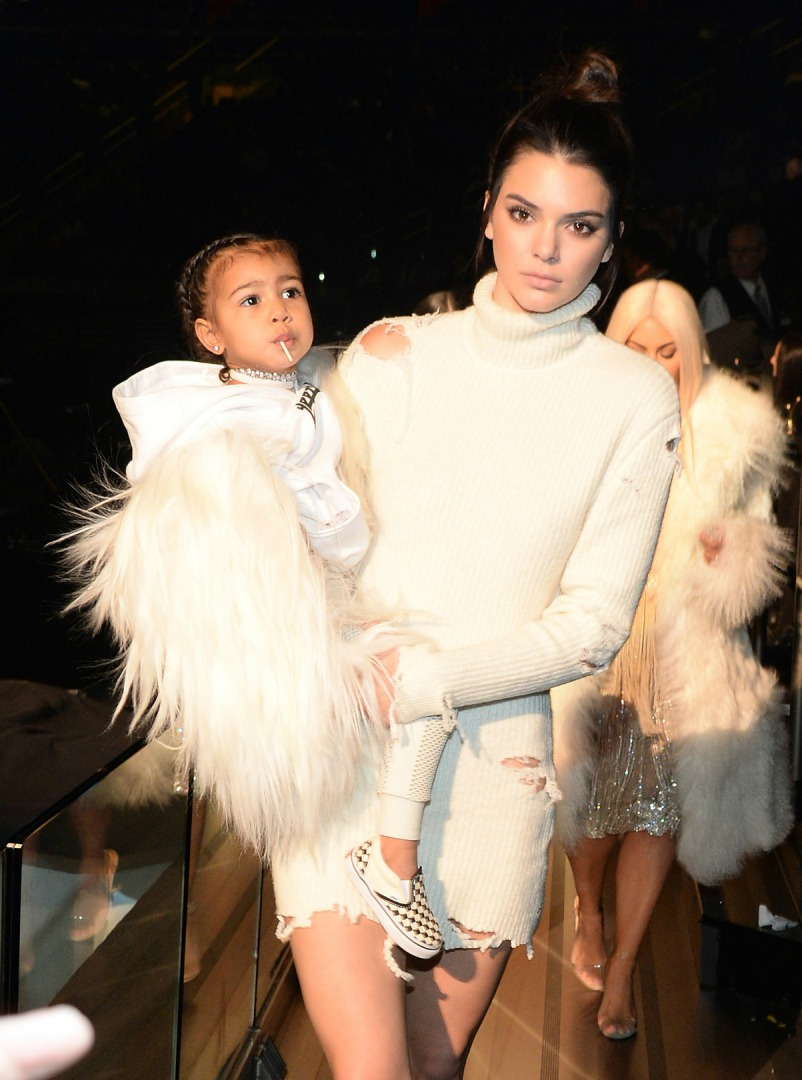 Yeezy Season 3'nin Ön Sırası Kardashian-Jenner Ailesinin