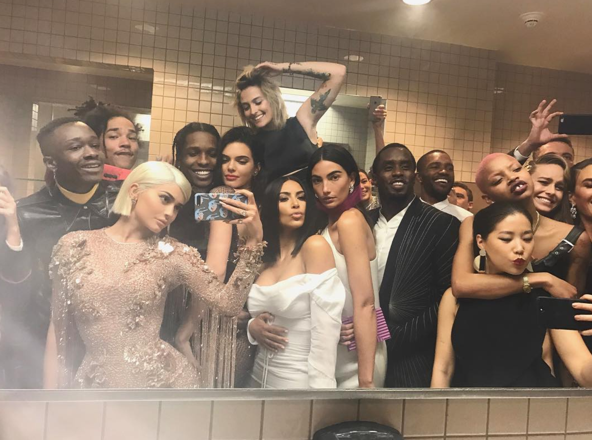 Selfie Pozu Dediğin Kim Kardashian'dan Sorulur