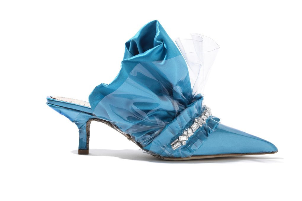 Trend Alarmı: Plastik Kaplama Ayakkabılar