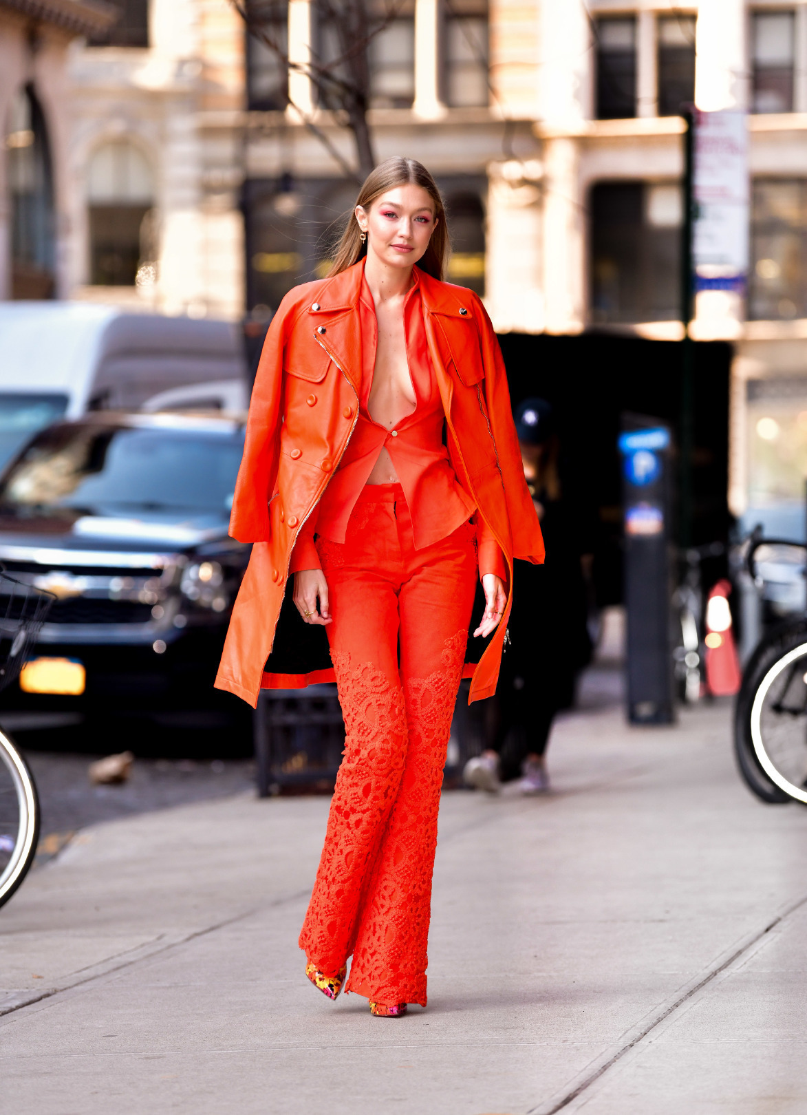 Gigi Hadid'ten 6 Adımda Takım Elbise Giyme Dersi