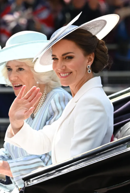 Kate Middleton’ın Tören Görünümünden Winona Ryder’ın Yüzü Olduğu Yeni Kampanyaya Haftanın Moda Haberleri