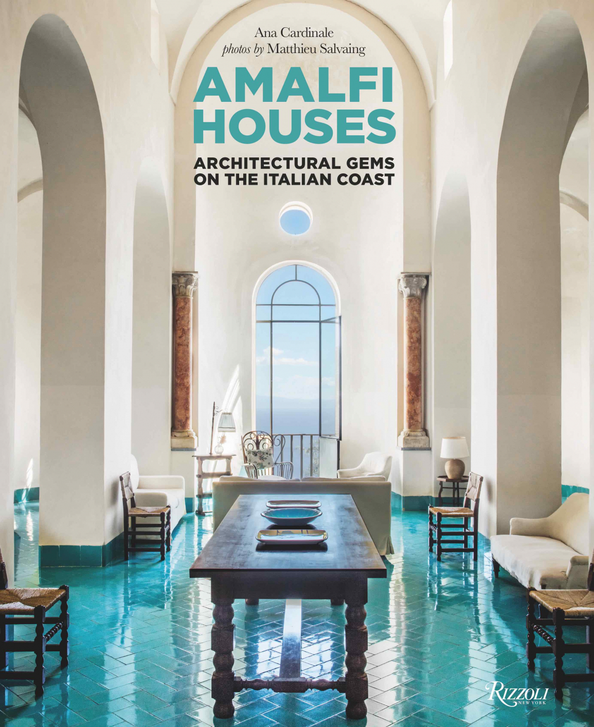 Rizzoli Yayınevi'nden çıkan Amalfi Houses: Architectural Gems on the Italian Coast/ Amalfi Evleri: İtalya Sahili'ndeki Mimarlık Mücevherleri isimli kitap, Sorrento yarımadasından ve Positano'dan Vietri sul Mare'ye uzanan sahil şeridinde, bazıları ünlü tasarımcılar ve sanatçılar tarafından dekore edilen farklı dönemlerden ve tarzlardan evleri bir araya getiriyor. 