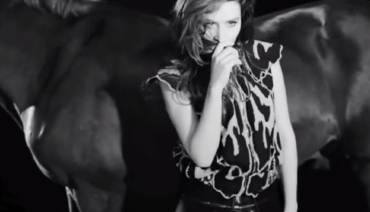 Belçim Bilgin backstage