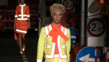 Video: Moschino 2016 İlkbahar/Yaz