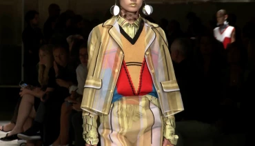 Video: Prada 2016 İlkbahar/Yaz
