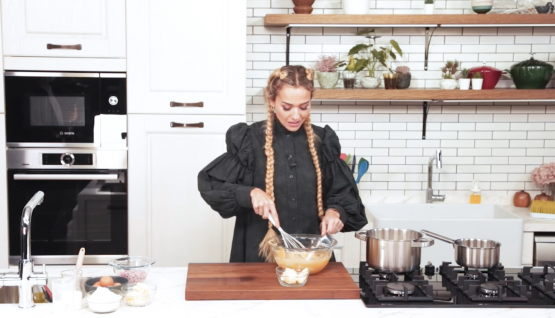 #VogueKitchenette: İdil Yazar'dan Yılbaşına Özel Pembe Profiterol