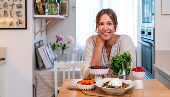 #VogueKitchenette: Melike Sarıkatipoğlu'ndan Sicilya Usulü Pesto Rosso Makarna ve Burrata Salatası