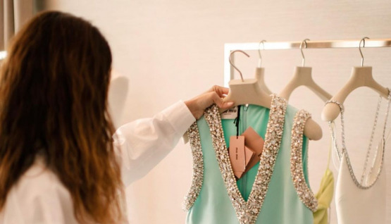 Vogue Türkiye Genel Yayın Yönetmeni Debora Zakuto'nun Miu Miu Daveti Hazırlığı