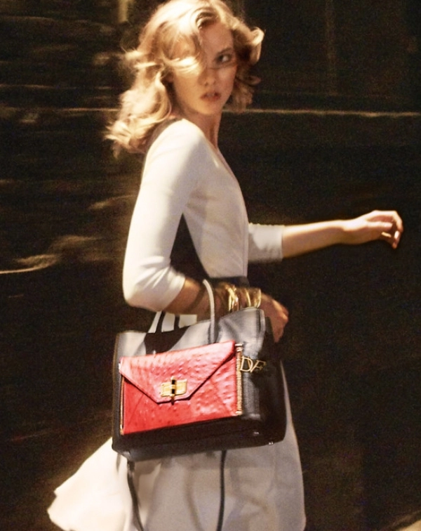 DVF'in Gizli Ajanı Karlie DVF'in Gizli Ajanı Karlie