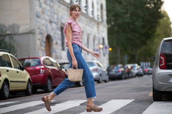 Sokaktan Al Trendi: Mom Jeans, Bomber Ceketler, Emojiler Sokaktan Al Trendi: Mom Jeans, Bomber Ceketler, Emojiler