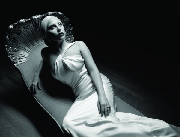 Lady Gaga'nın rol aldığı American Horror Story: Hotel'in ilk bölümü yayınlandı.