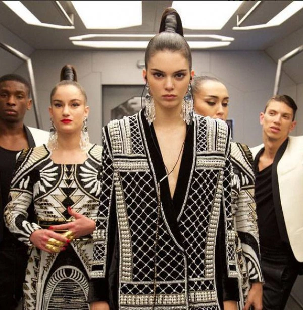 Balmain x H&M Kampanya Filminin Çekim Arkasında Balmain x H&M Kampanya Filminin Çekim Arkasında