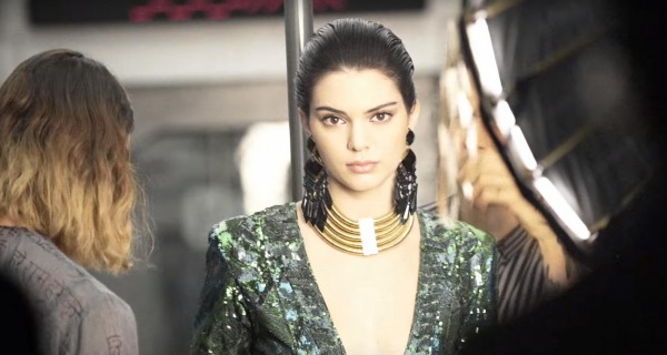 Kendall Jenner, Balmain x H&M koleksiyonunun yüzü.