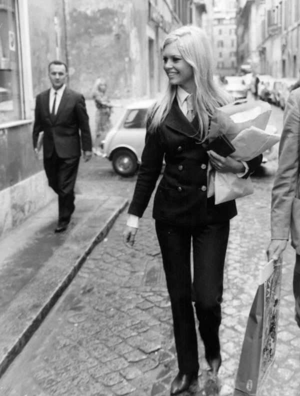 Takım Mücadelesi Brigitte Bardot, takım elbise