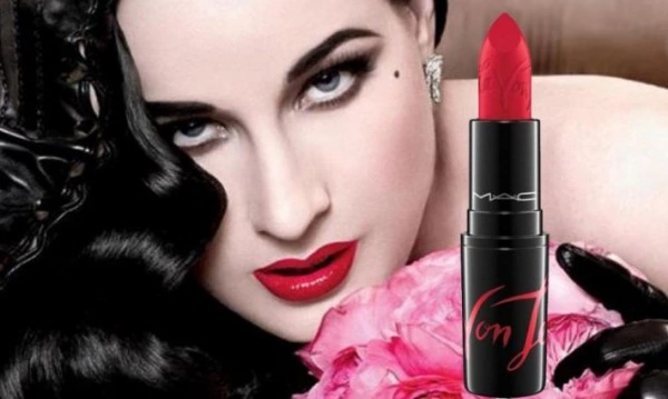 Dita Von Teese Mükemmel Kırmızı Rujun Peşinde Dita Von Teese