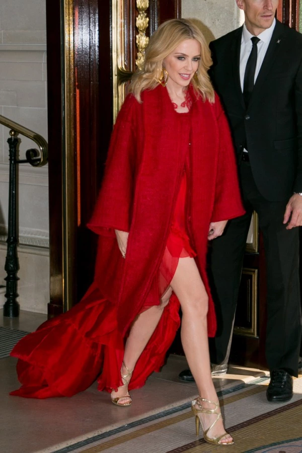 Kylie Minogue Kırmızılar İçinde Kylie Minogue