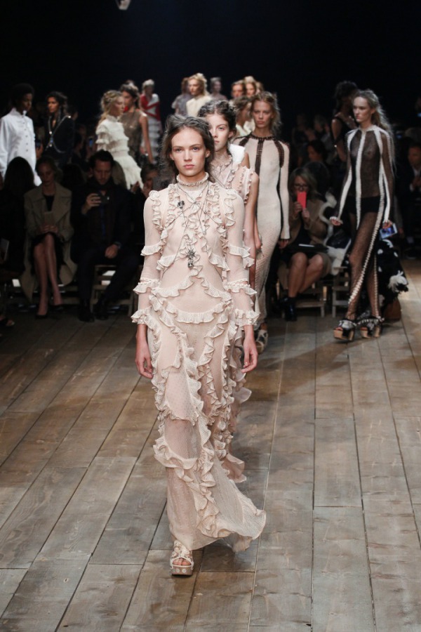 Alexander McQueen İlkbahar/Yaz 2016