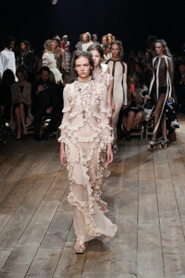 Alexander McQueen İlkbahar/Yaz 2016
