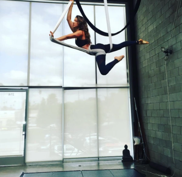 Anti-Gravity Yogaya Başlamak için 4 Neden Troian Bellisario