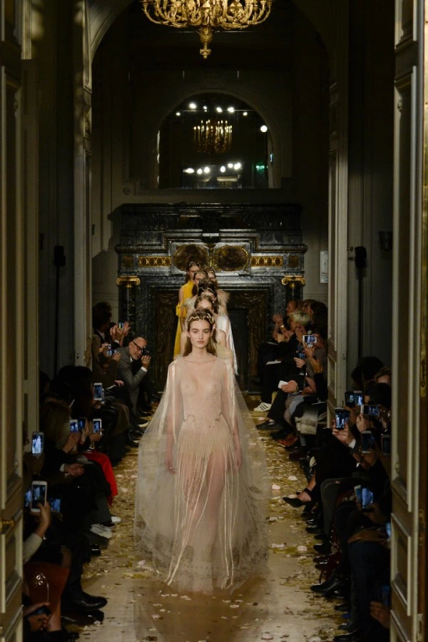 Valentino Kadifenin Sihrini Geri Getiriyor Valentino Kadifenin Sihrini Geri Getiriyor