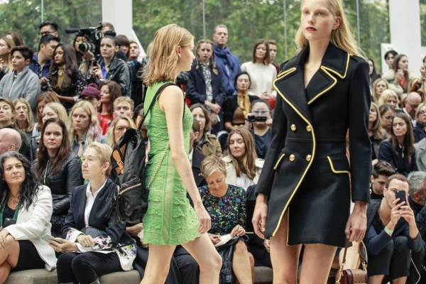 Podyumların Yeni Stratejisi: 'Gör ve Al' Burberry