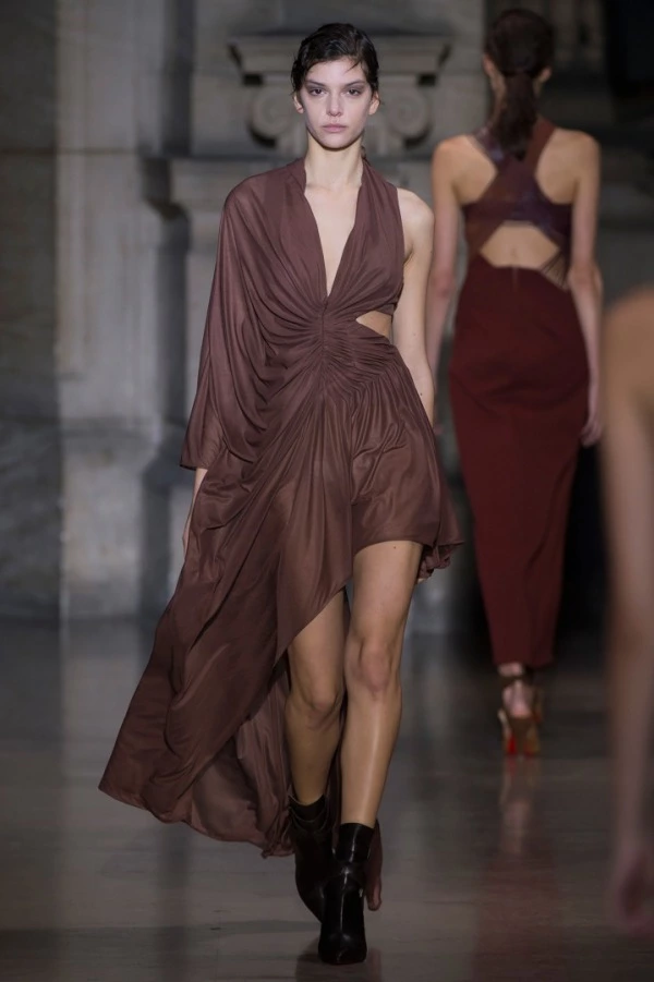 Özgün Kadın Tasarımcılar: Dice Kayek, Bouchra Jarrar, Yiqing Yin Özgün Kadın Tasarımcılar: Dice Kayek, Bouchra Jarrar, Yiqing Yin
