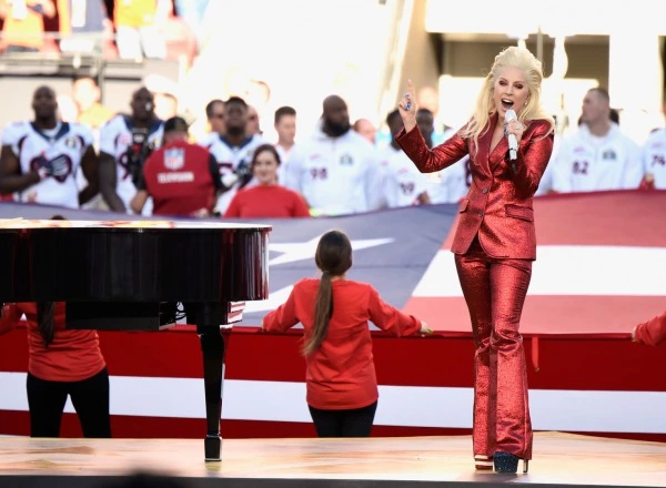 Lady Gaga’nın Super Bowl 50 Resmiyeti Lady Gaga
