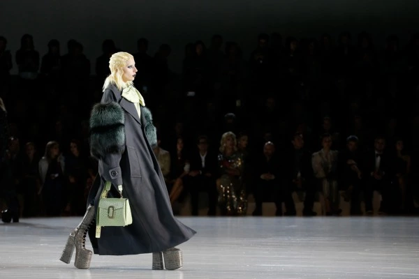 Marc Jacobs Podyumunun Sürpriz İsmi Lady Gaga Marc Jacobs Podyumunun Sürpriz İsmi Lady Gaga