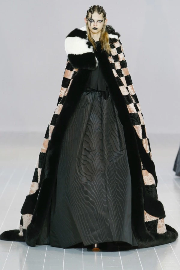 Marc Jacobs'dan Dramatik Bir Koleksiyon Marc Jacobs'dan Dramatik Bir Koleksiyon