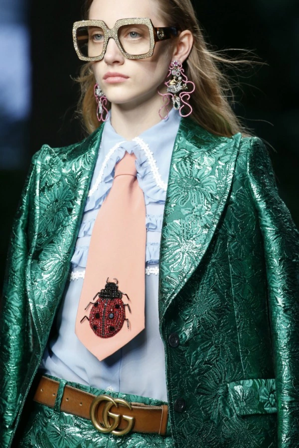 Gucci: "Geleneksel Pazarlama Stratejisine Devam" Gucci 2016 İlkbahar/Yaz