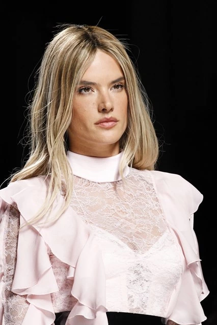 Balmain: Süper Modeller, Süper Kıvrımlar ve Süper Instagramlar! Balmain: Süper Modeller, Süper Kıvrımlar ve Süper Instagramlar!