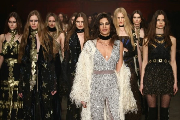 10 Maddede 2016 Mercedes-Benz Fashion Week Istanbul Berrak Tüzünataç