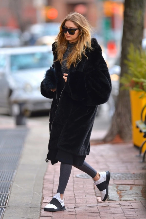 Gigi Hadid'in Siyahlar İçindeki Gizemli Stili Gigi Hadid