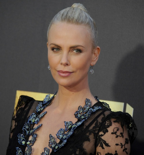 Charlize'in Gizli Üçlü Topuzu