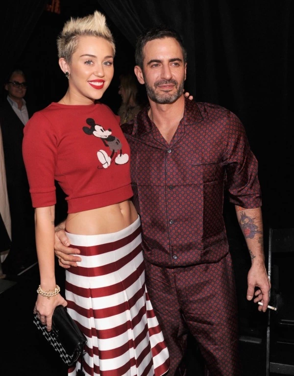 Miley Cyrus ve Marc Jacobs'tan Anlamlı Yardım Miley Cyrus, Marc Jacobs