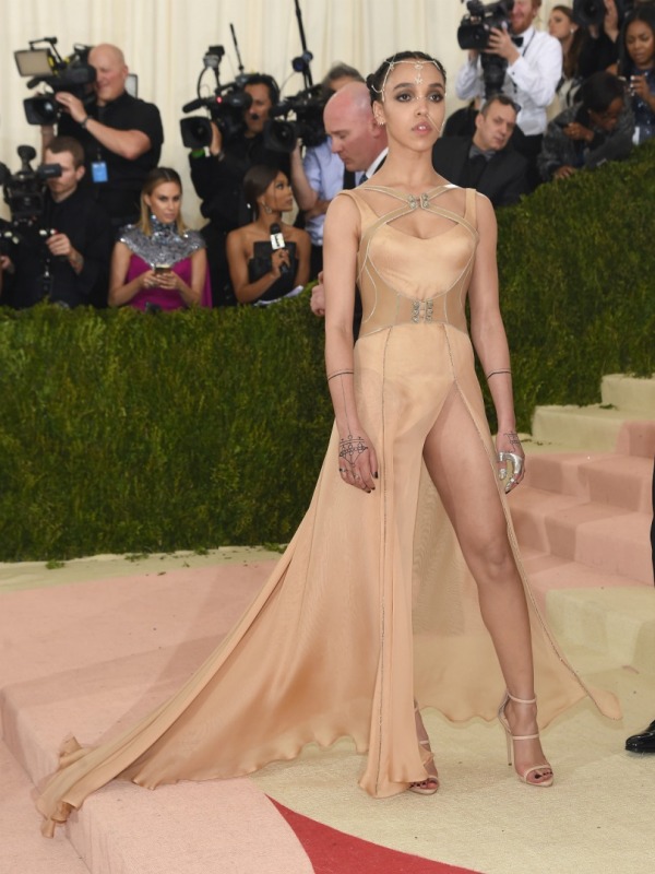 FKA twigs, Elbise Versace