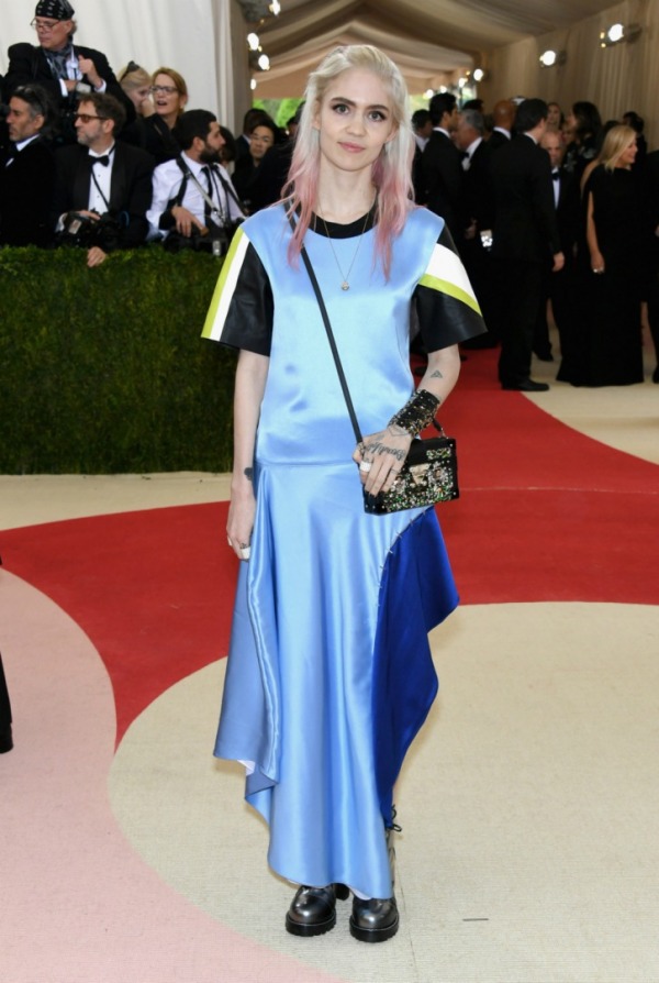 Grimes, Elbise: Louis Vuitton