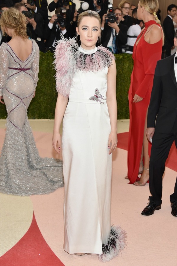 Saoirse Ronan, Elbise: Christopher Kane, Mücevher: Anna Hu Haute Joillerie