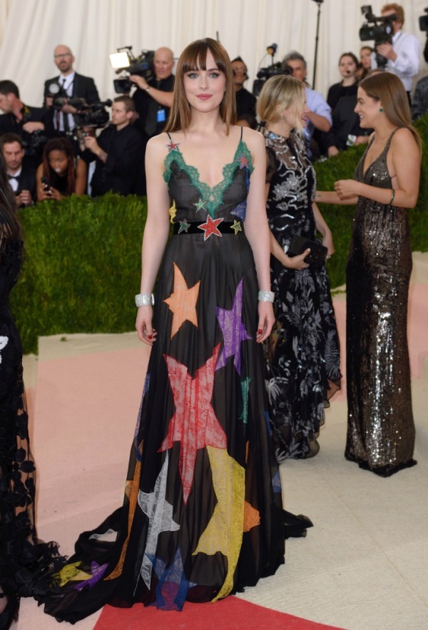 Dakota Johnson, Elbise: Gucci, Mücevher: Norman Silverman