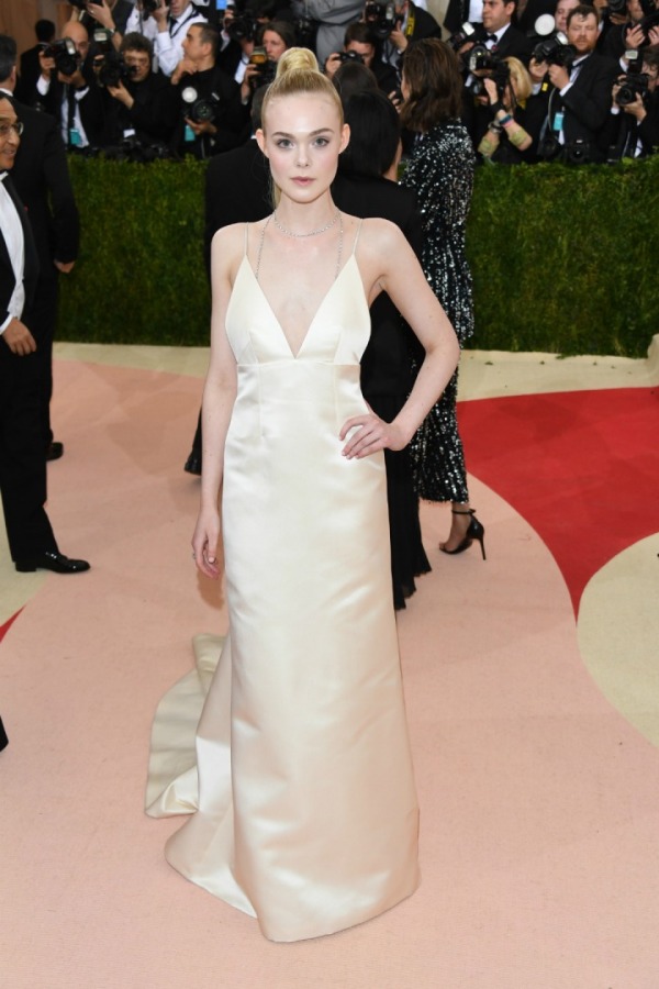 Elle Fanning, Elbise: Thakoon, Mücevher: Tiffany & Co.