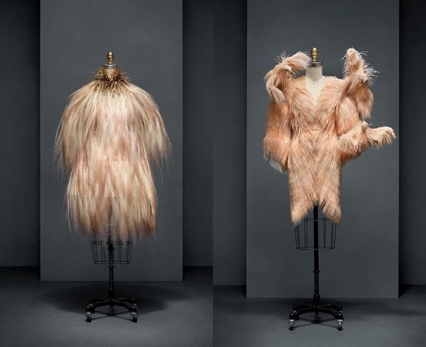 Eller x Makineler: Teknoloji Çağında Moda Eller x Makineler: Teknoloji Çağında Moda