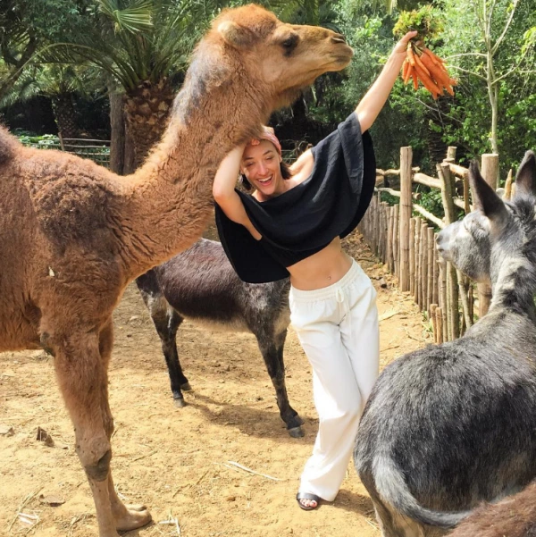 Mia Moretti'nin Destinasyona Göre Renk Değişiren Stili Mia Moretti