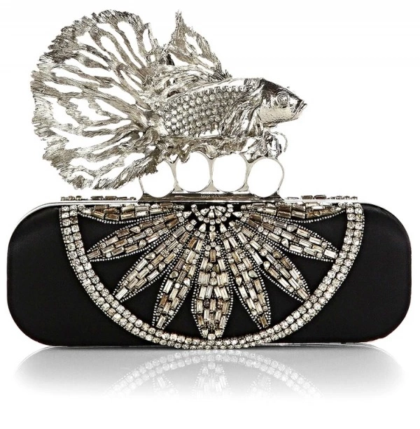 Alexander McQueen'den İkonik Clutch Sergisi Alexander McQueen'den İkonik Clutch Sergisi
