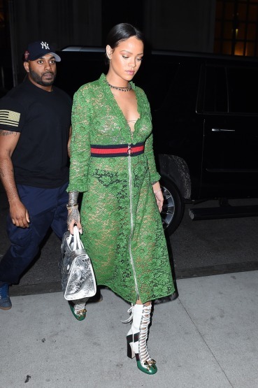 Rihanna'dan Sofistike Seksilik