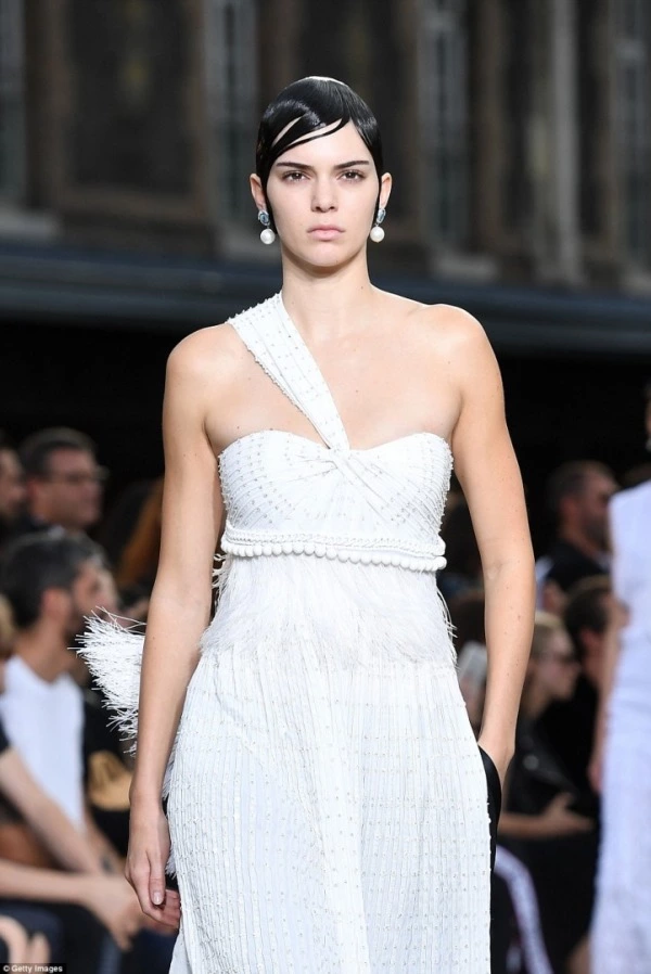 Kendall ve Bella Givenchy'nin Couture Ordusunda Kendall Jenner